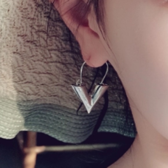 NEW!💙💎MODERN! BOLD! V DROPS!💎💙SILVERY! AWESOME - Picture 6 of 8